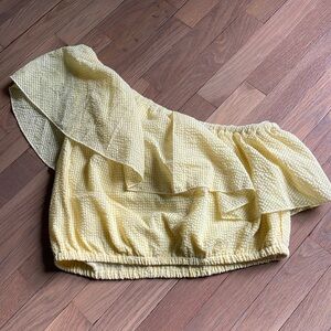 One shoulder yellow seer sucker cropped shirt